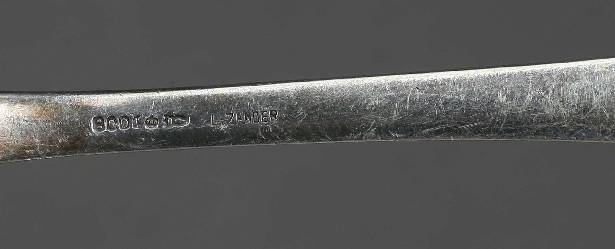 PARTI BESTICK, 38 delar, silver, första hälft 1900-talets. Längd av strösked 18 cm. Total vikt ca 1006 g.