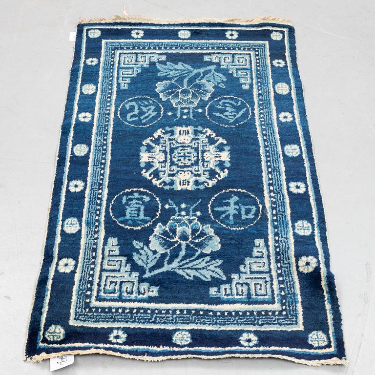 A rug, a semi-antique Xinjiang (Sinkiang), China, ca 133 x 69 cm.
