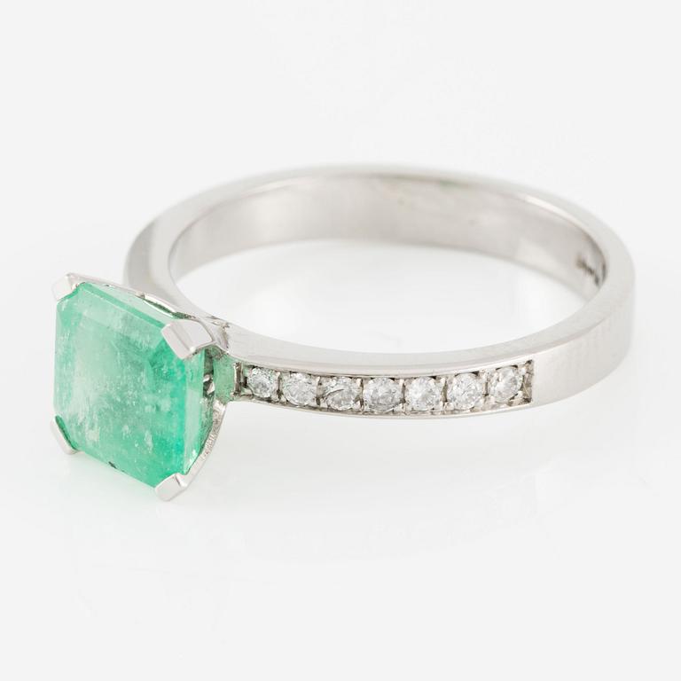 Platinum ring with an emerald and brilliant-cut diamonds.