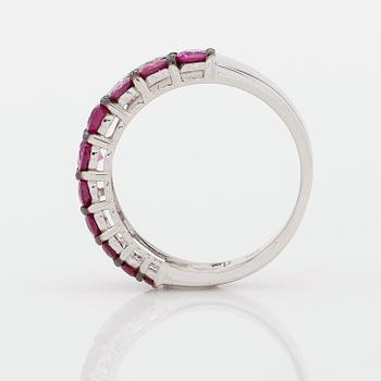 RING, 18K vitguld, diamanter tot ca 0.23 ct. och rubiner tot ca 1.30 ct.
