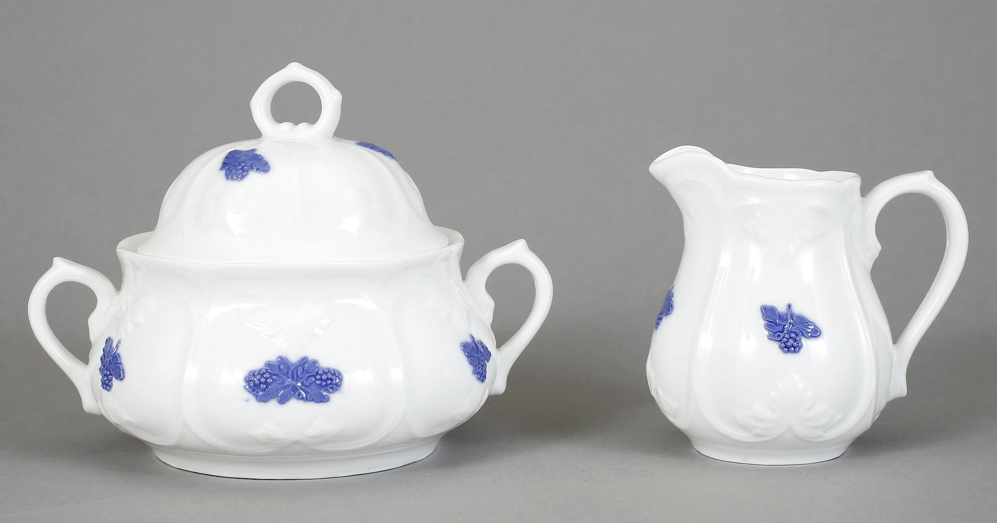 KAFFE samt TESERVIS, 60 delar, porslin, "Blå blom" Old Gustavsberg, 1900-tals mitt.
