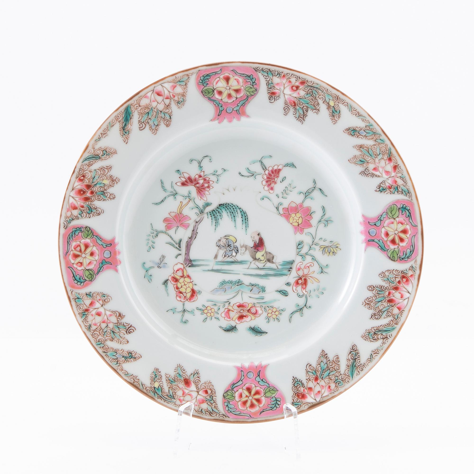A famille rose dish, Qing dynasty, first half of the 18th century.