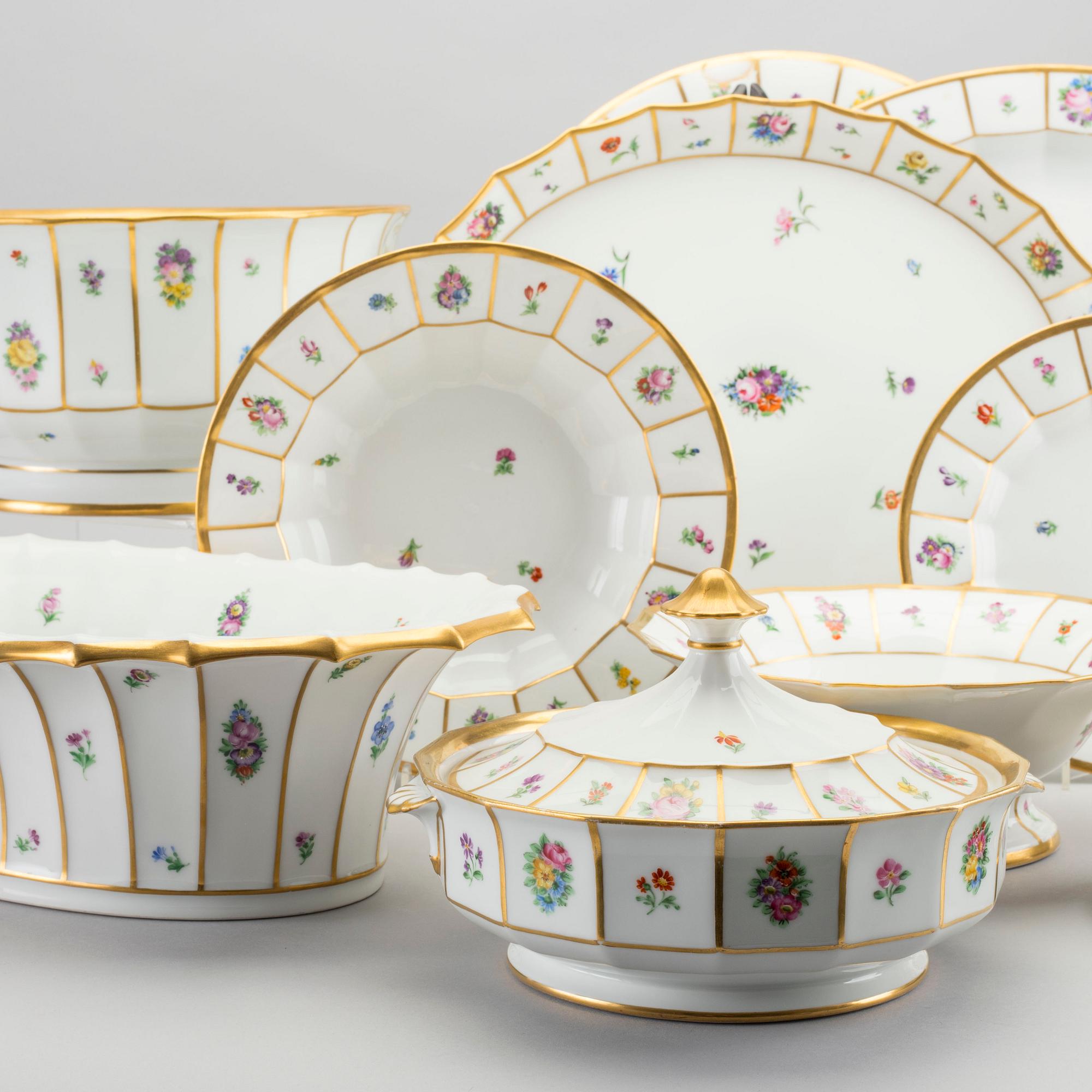 A 83 PIECES "HENRIETTE" DINNER SERVICE IN POCELAIN BY ROYAL COPENHAGEN, Denmark.
