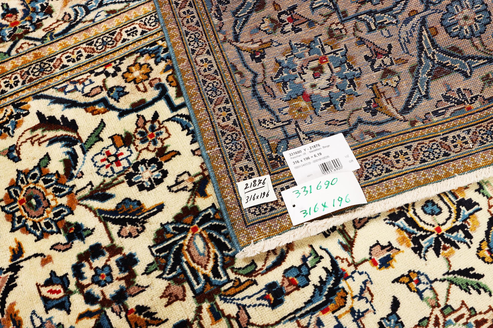 A Kashan carpet, a. 316 x 196 cm.