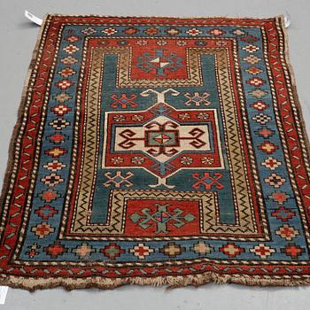 A RUG, an antique Caucasian, ca 135,5 x 93,5 cm.