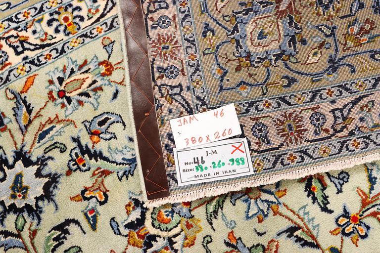 A Kashan carpet a. 380 x 260 cm.