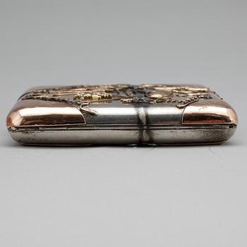 CIGARETTETUI, silver med detaljer av guld, Moskva, sekelskifte 1800/1900. Total vikt ca 232 g.