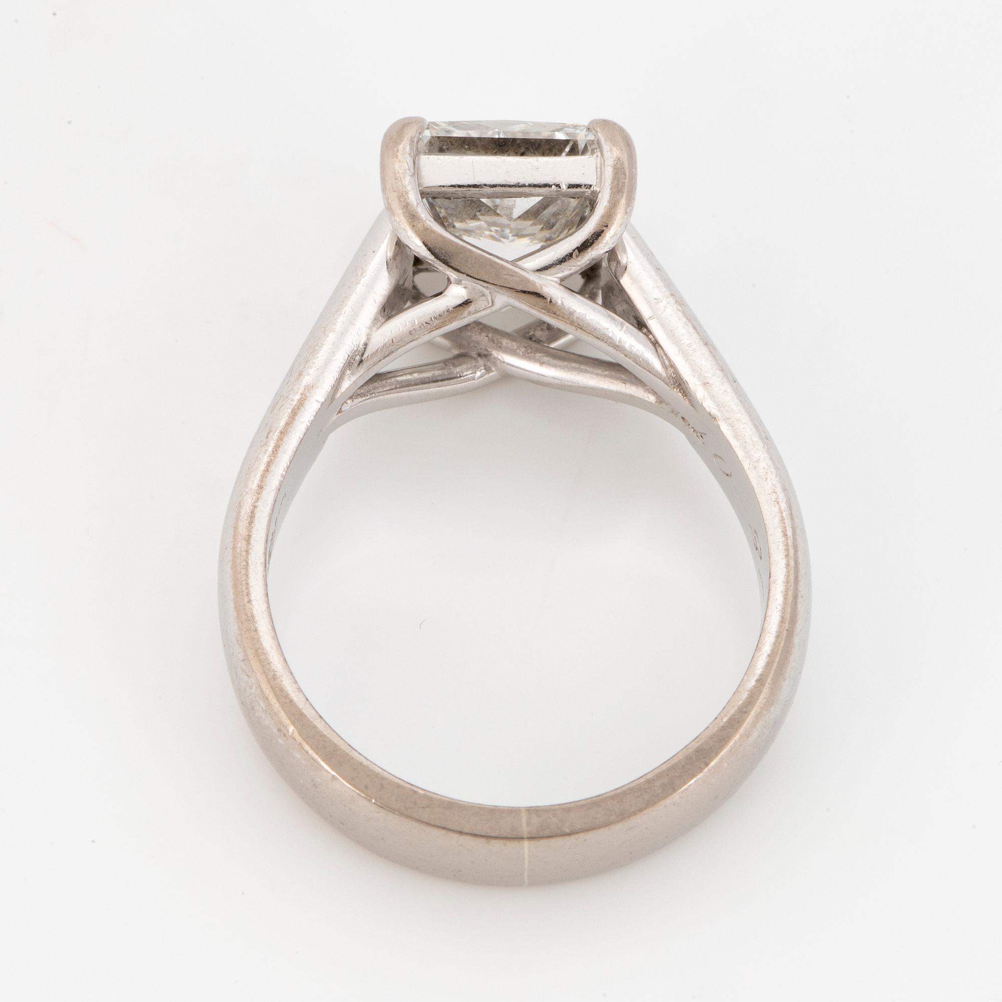 Princess-cut diamond ring, ca 2 ct.