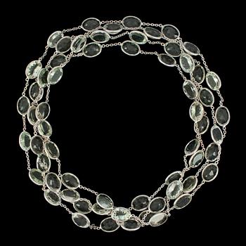 70. COLLIER, lång kedja med fasetterad grön kvarts.