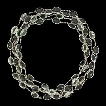 70. A long green quartz necklace.