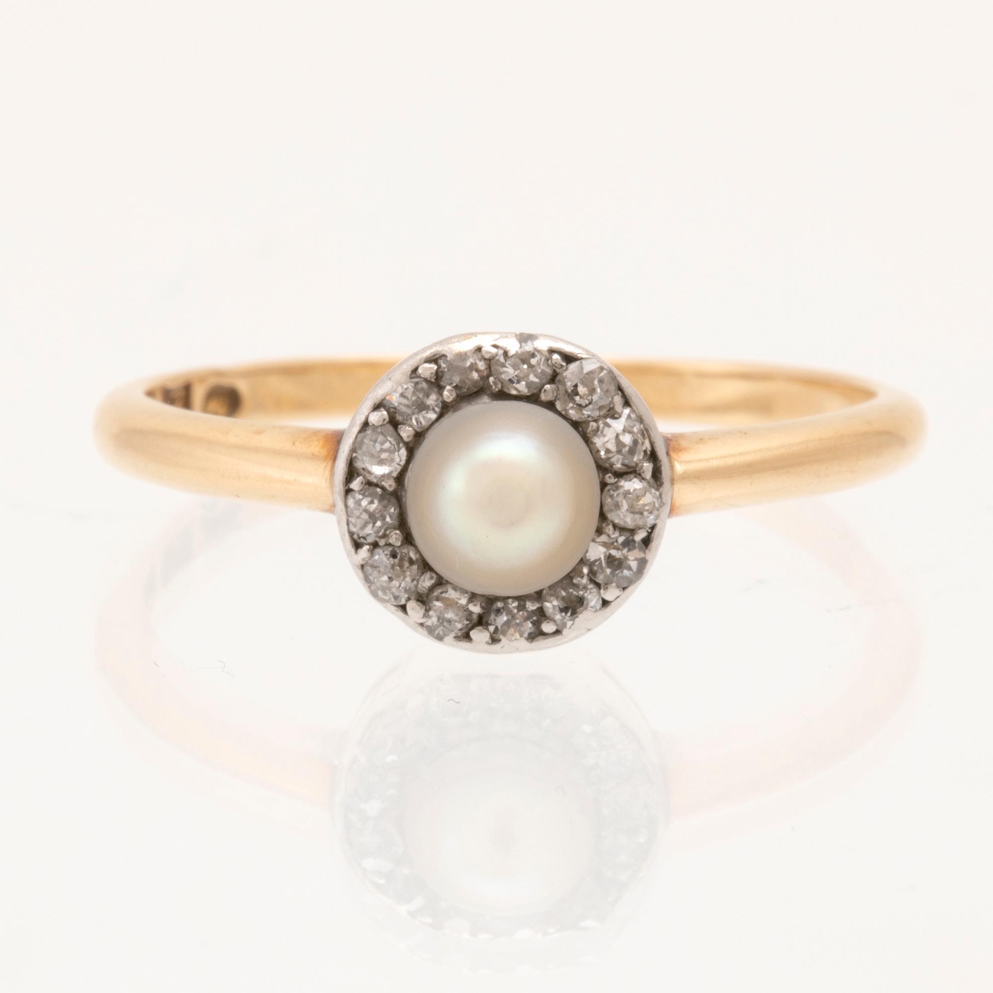 Ring 18K guld med odlad pärla och gammalslipade diamanter Stockholm 1911.