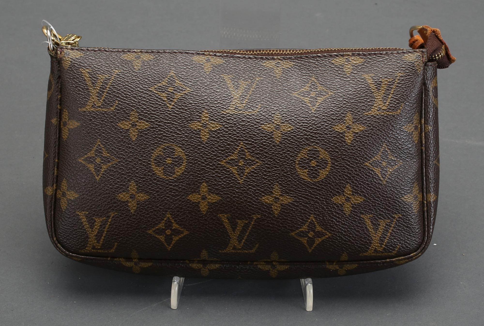 VÄSKA, "Pochette" Louis Vuitton.