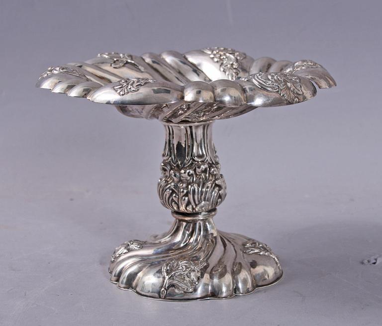 SKÅL PÅ FOT, silver, nyrokoko, J E Torsk 1856, vikt 274g.