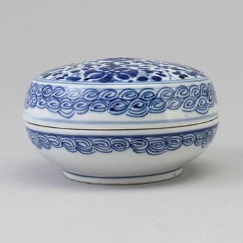 BURK med LOCK, porslin. Kina, 1800-tal.