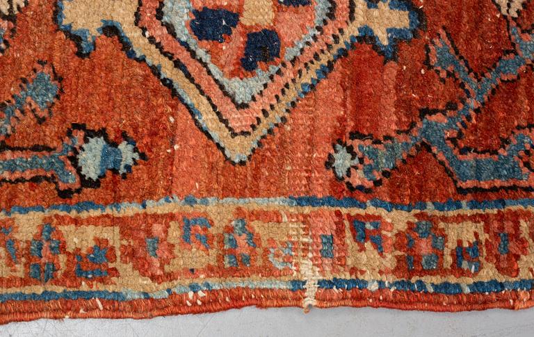 Matto, antique Heriz, ca 334 x 271-276 cm ( ca 1-4 cm flat weave at the ends).