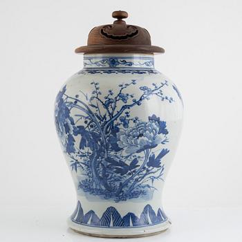 A blue and white porcelain urn with cover, China, 19th century.