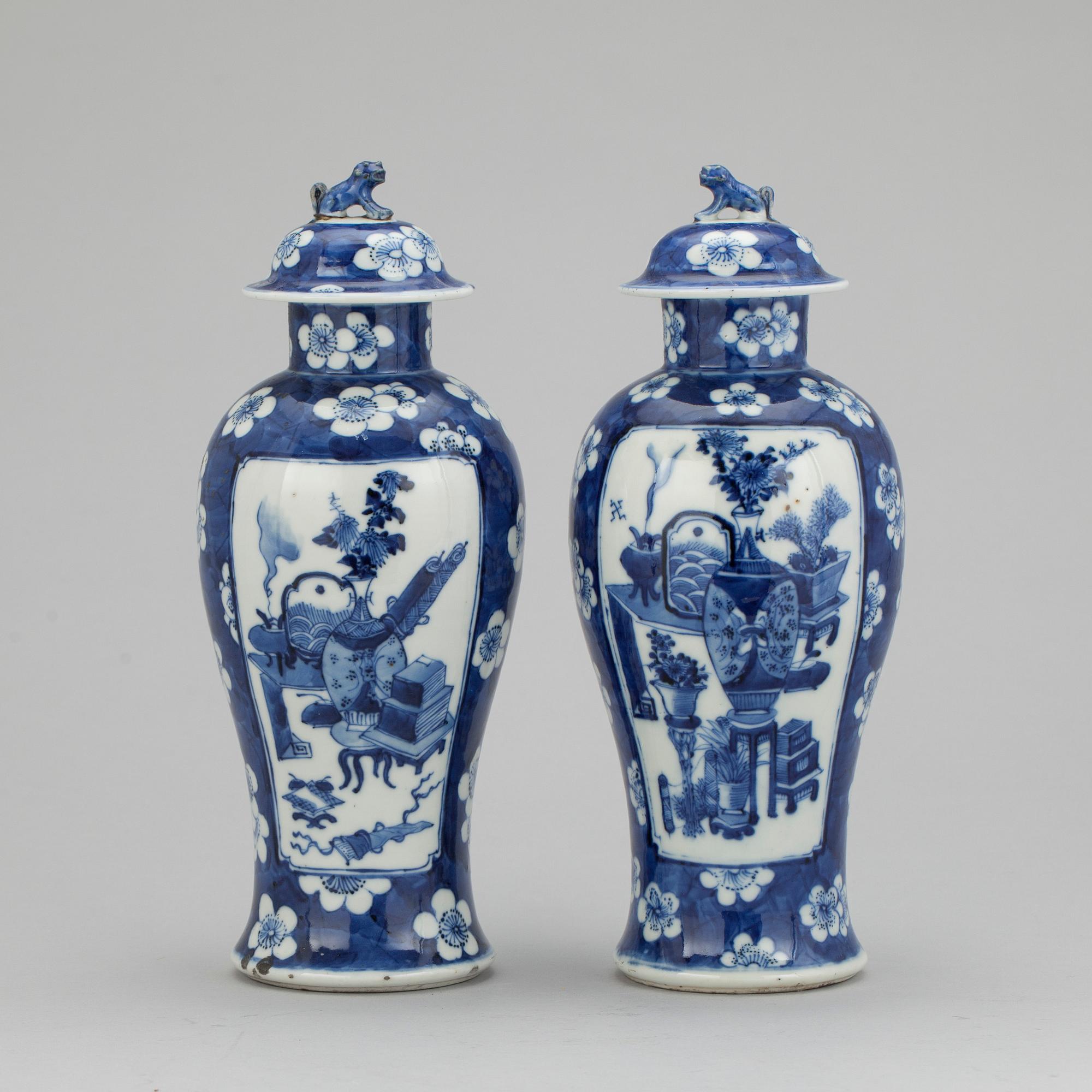 URNOR, ett par, porslin, Kina 1800-/1900-tal.