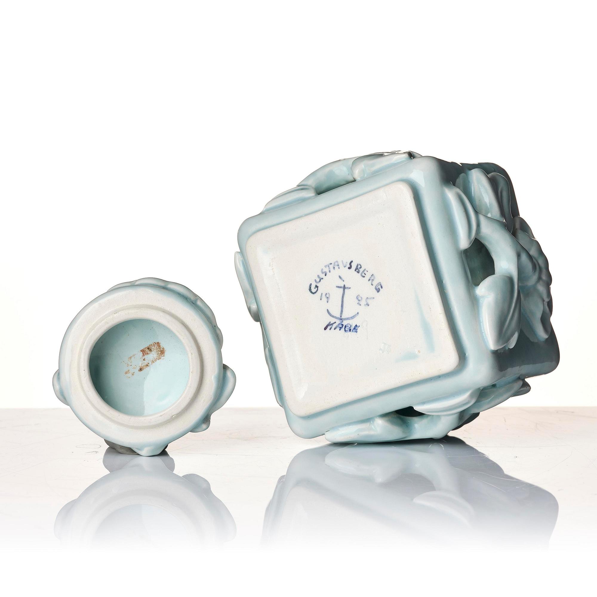 Wilhelm Kåge, a glazed ceramic tea caddy with cover, Gustavsberg, 1925.