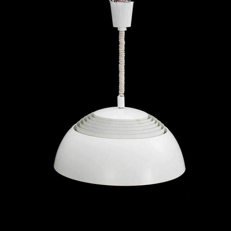 TAKLAMPA, "AJ Pendeln", Arne Jacobsen, Louis Poulsen, Danmark, 1900-talets andra hälft.