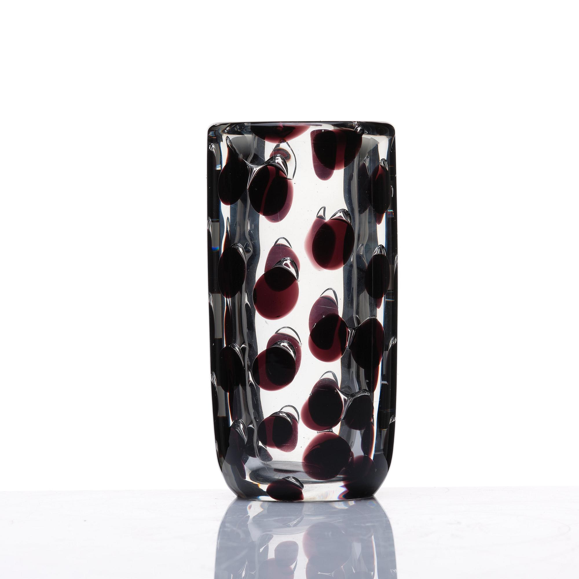 Saara Hopea, a 'Panther' glass vase, Nuutajärvi Notsjö, Finland 1957.