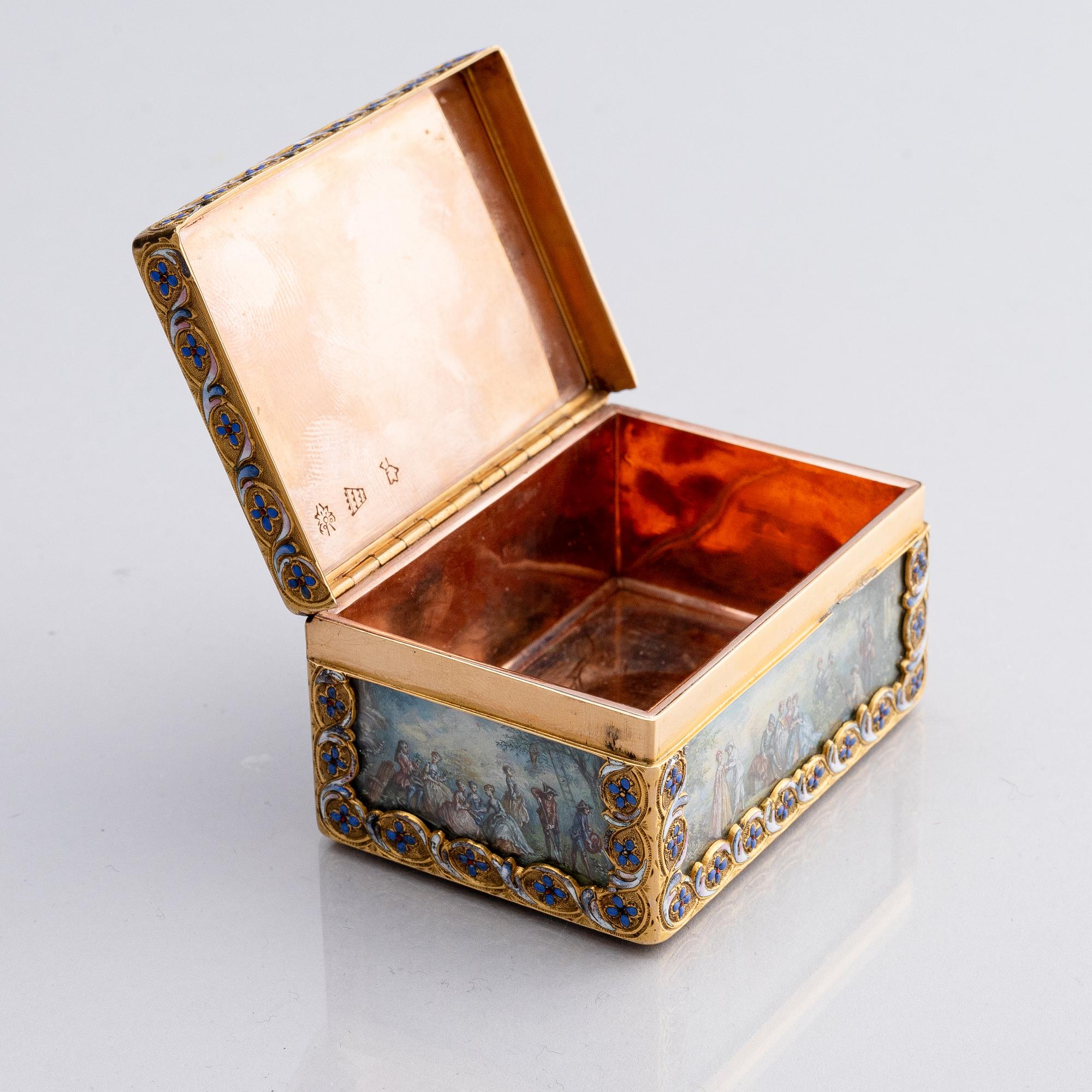 A gold and enamel cagework boîte à miniatures, Louis XV style, late 19th century.