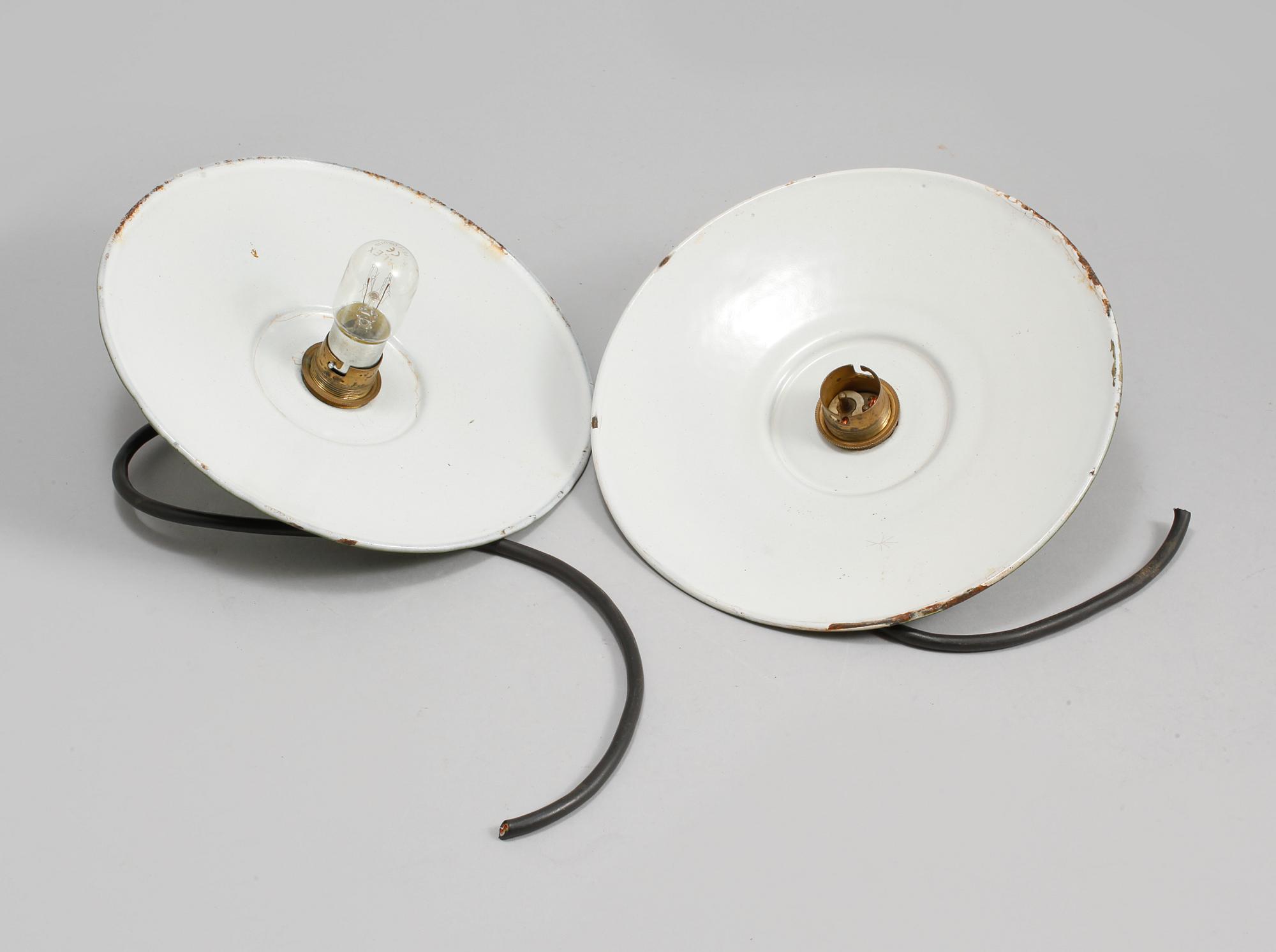 TAKLAMPOR, 2 st, 1900-talets första hälft, höjd 4 cm.