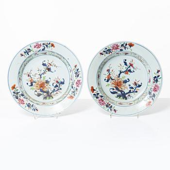 Seven pieces of porcelain plates and dishes, China, Qianlong (1736-95).