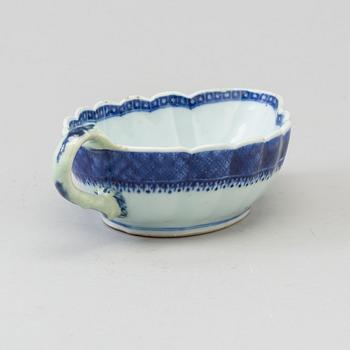 A blue and white export porcelain saucer, Qing dynasty, Qianlong (1736-95).