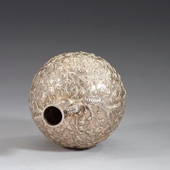 A silver vase by Hung Chong, Canton/Shanghai, 'Late/Post China Trade Period' (after 1840).