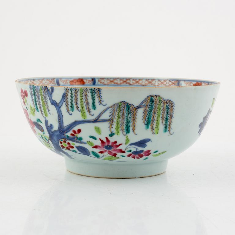 A Chinese famille rose porcelain bowl, Qing dynasty, Qianlong (1736-95).