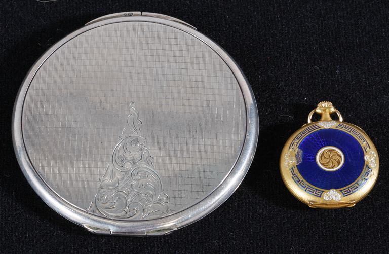 DAMUR SAMT PUDERDOSA, 18K guld resp silver.