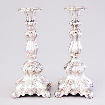 KYNNTILÄNJALKAPARI, hopeaa, rokokootyyli, Kultakeskus Oy, Hämeenlinna, Suomi, 1946.