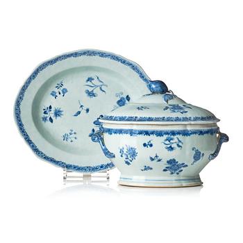 1090. A blue and white tureen with cover and stand, Qing dynasty, Qianlong (1736-95).