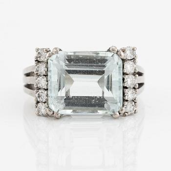 Ring, 18K vitguld med akvamarin och briljantslipade diamanter.