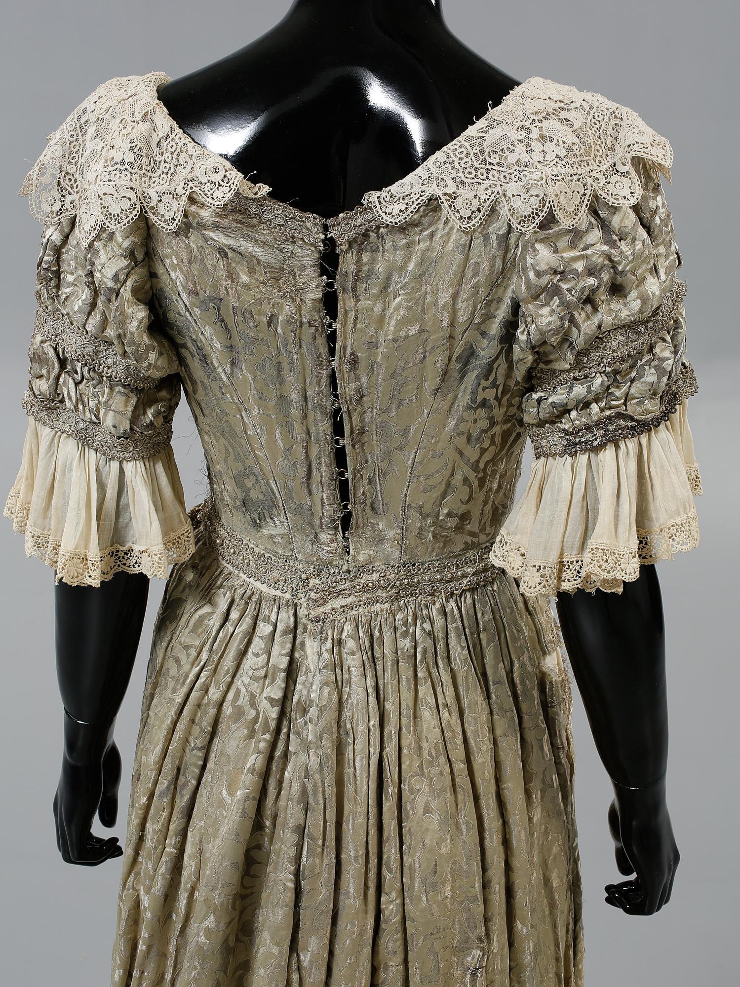 KOSTYM, 1900-talets första hälft.