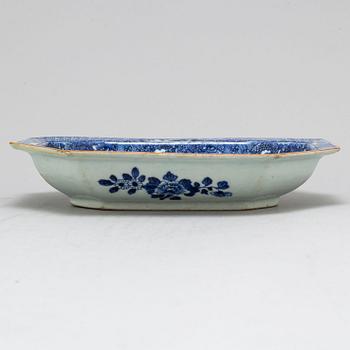 A large blue and white serving dish, Qing dynasty, Qianlong (1736-95).