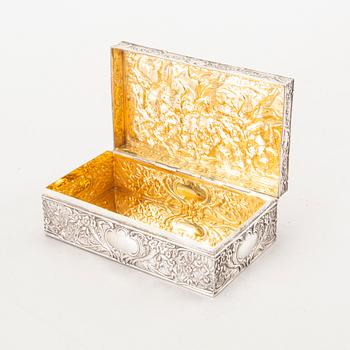 J. L SCHLINGLOFF, a german Hanau early 20th century silver box. Weight 400 gram.