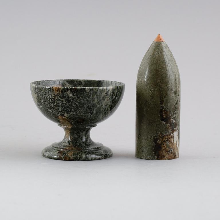 BREVPRESS SAMT SKÅL på fot, kolmårdsmarmor, 1900-tal.