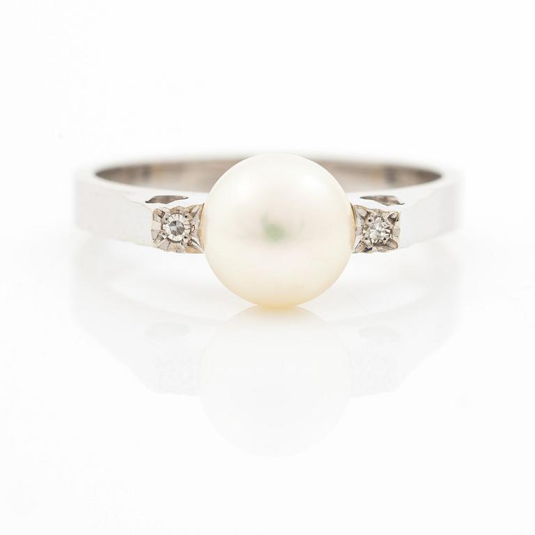Ring 18K vitguld med odlad pärla och åttkantslipade diamanter.