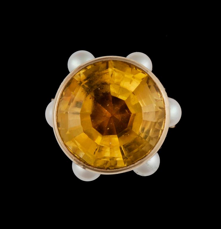 RING, 18K guld, citrin samt pärlor. Alton Guldvaru, Falköping 1967. Vikt ca 10,5g.
