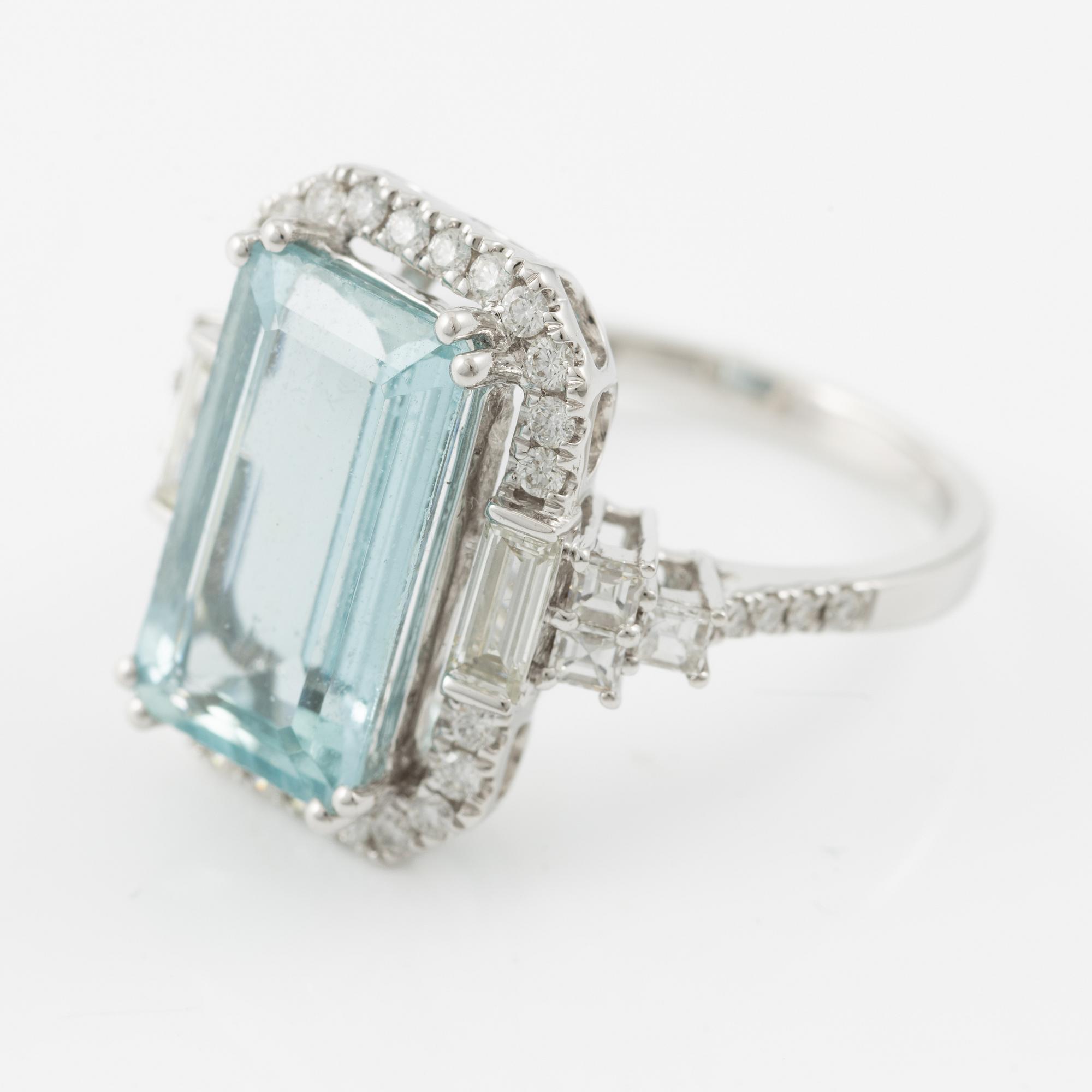 Ring, cocktail ring, 18K white gold set with aquamarine and brilliant-, carré- and baguette-cut diamonds.