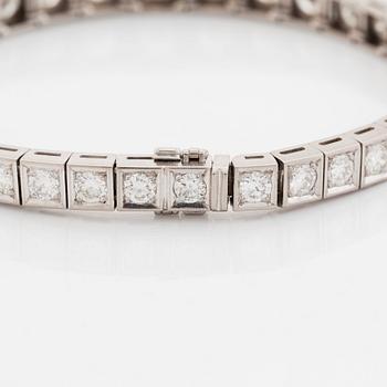 An 18K white gold bracelet set with round brilliant-cut diamonds.