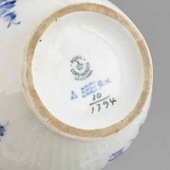 KAFFESERVIS, 33 delar, porslin, "Blå blomst", Royal Copenhagen, Danmark.