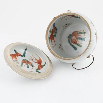 Skål med lock, porslin, Kina, 1900-tal.