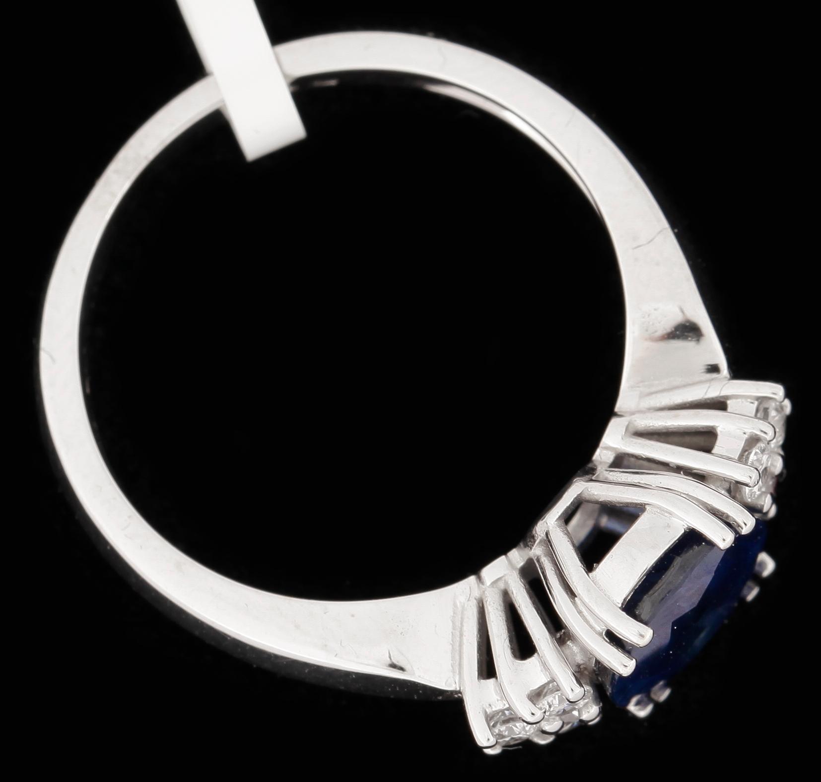 RING, 18k vitguld med safir 2,26ct och diamanter tot 0,20ct. Vikt ca 4,8 gram.