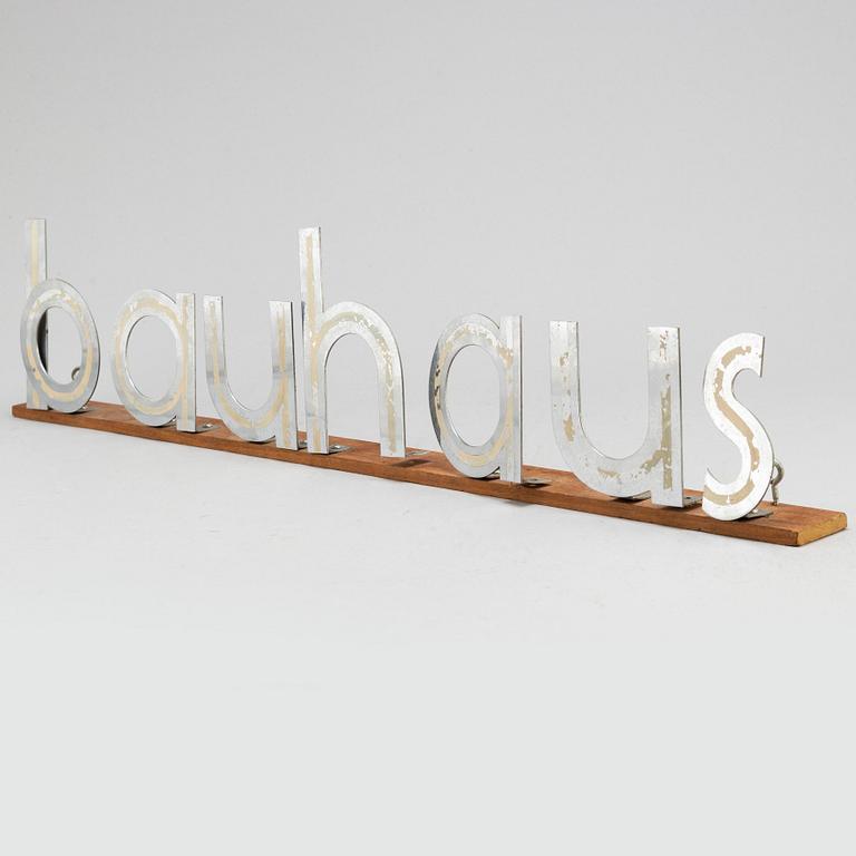 SKYLTBOKSTÄVER "bauhaus" monterade på träplatta, kromade metall.