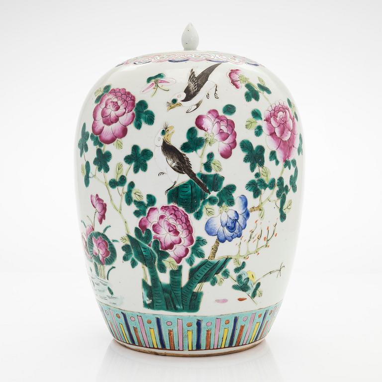 A Chinese famille rose jar with cover, late Qing/early 20th Century.
