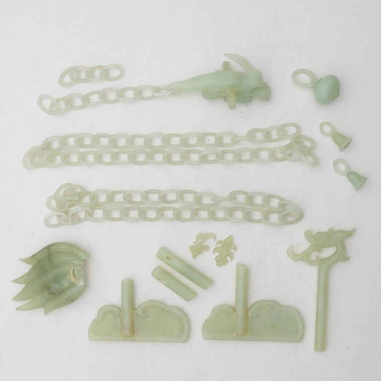 Skulptur, i form av fartyg, grön sten troligen bowenit, Kina, 1900-tal.