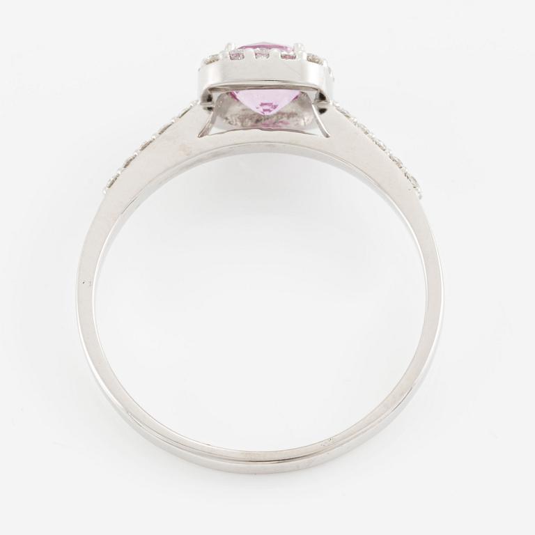 Ring, 14K vitguld med rosa safir och briljantslipade diamanter.