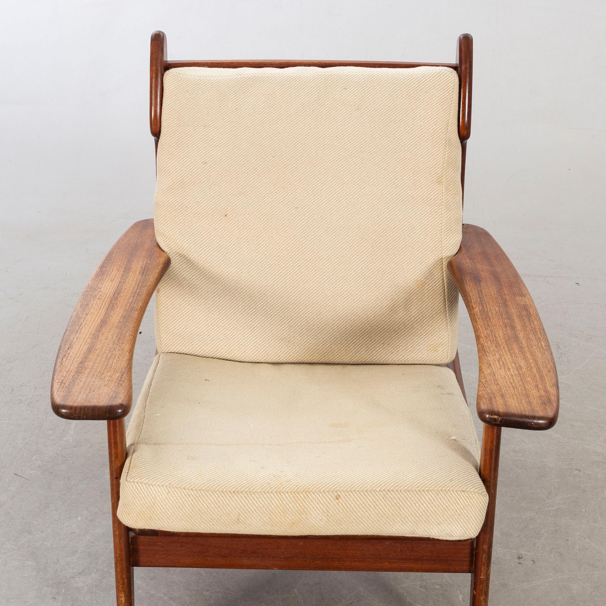 AN EASY CHAIR FROM THE MID 20TH CENTURY.
